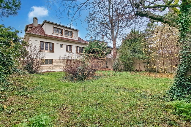 Maison à vendre 8 pièces de 167 m² à Saint-Maur-des-Fossés
