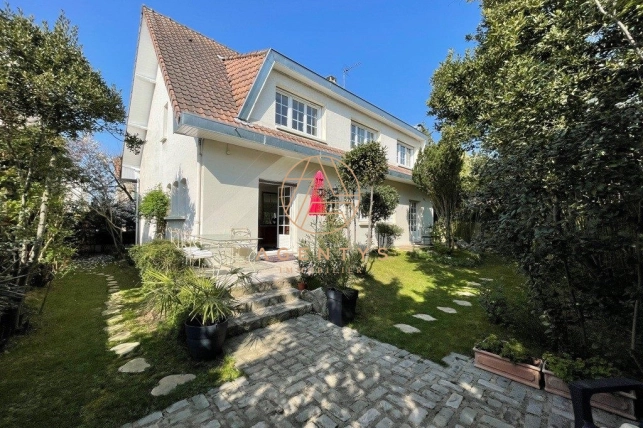 Maison à vendre 8 pièces de 190 m² à Saint-Maur-des-Fossés