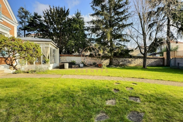 Maison à vendre 7 pièces de 181,14 m² à Saint-Maur-des-Fossés