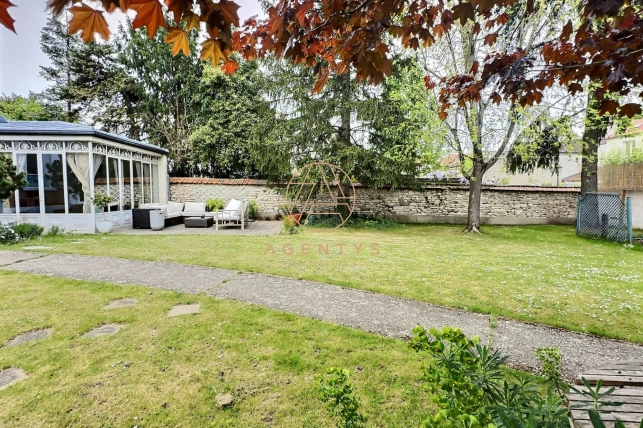 Maison à vendre 7 pièces de 181,14 m² à Saint-Maur-des-Fossés