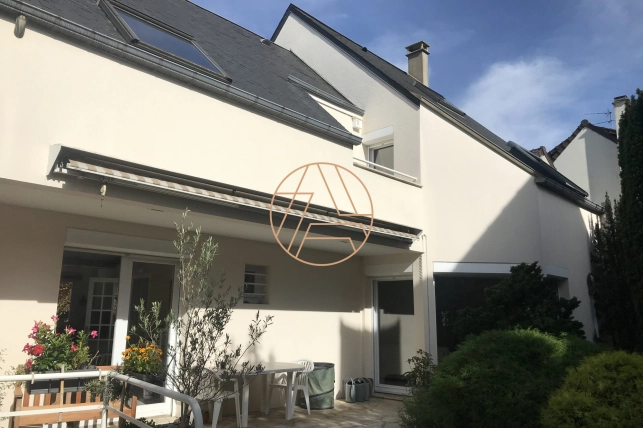 Maison à vendre 6 pièces de 136 m² à Saint-Maur-des-Fossés
