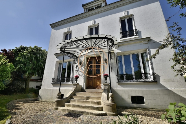 Maison à vendre 8 pièces de 209 m² à Saint-Maur-des-Fossés
