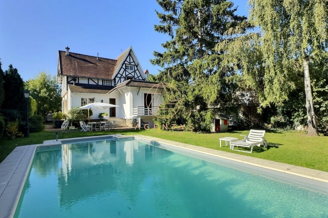 Maison à vendre 10 pièces de 249,43 m² à Saint-Maur-des-Fossés