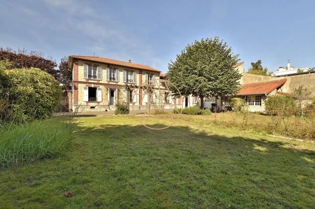 Maison à vendre 9 pièces de 270 m² à Saint-Maur-des-Fossés
