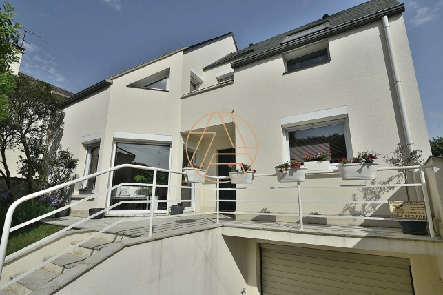 Maison à vendre 6 pièces de 136 m² à Saint-Maur-des-Fossés