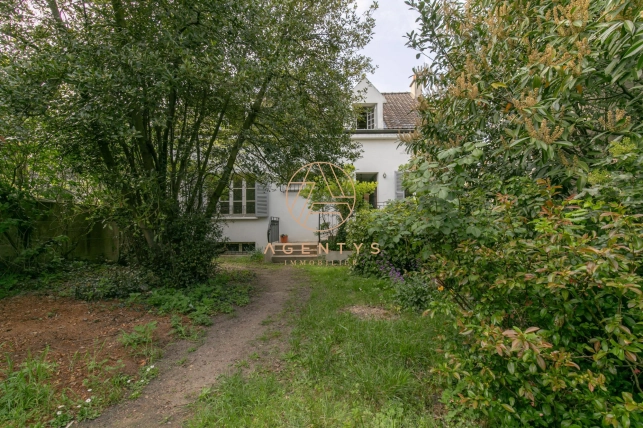 Maison à vendre 10 pièces de 177,29 m² à Saint-Maur-des-Fossés