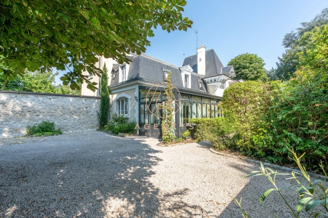 Maison à vendre 9 pièces de 243 m² à Le Perreux-sur-Marne