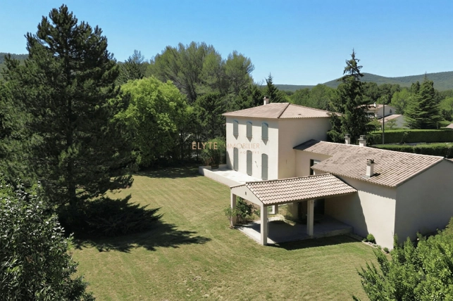 Maison à vendre 5 pièces de 132 m² à Nans-les-Pins