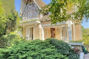Maison à vendre 10 pièces de 249,43 m² à Saint-Maur-des-Fossés