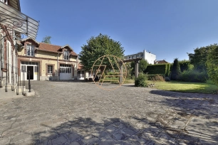Maison à vendre 9 pièces de 270 m² à Saint-Maur-des-Fossés