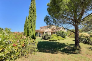 Maison à vendre 6 pièces de 207,26 m² à Pourrières