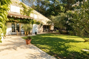 Maison à vendre 7 pièces de 250 m² à Châteauneuf-le-Rouge