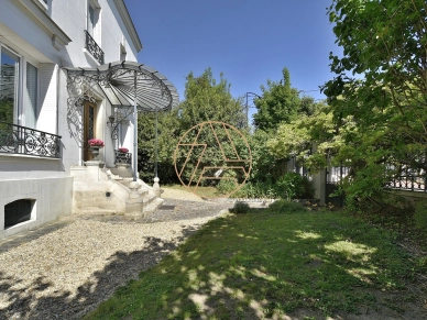 Maison à vendre 8 pièces de 209 m² à Saint-Maur-des-Fossés