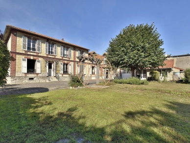 Maison à vendre 9 pièces de 270 m² à Saint-Maur-des-Fossés