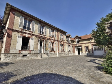 Maison à vendre 9 pièces de 270 m² à Saint-Maur-des-Fossés