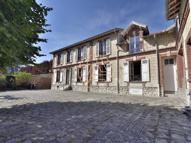 Maison à vendre 9 pièces de 270 m² à Saint-Maur-des-Fossés