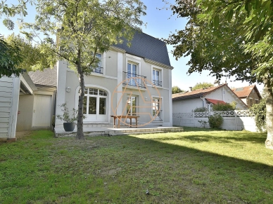 Maison à vendre 6 pièces de 207 m² à Saint-Maur-des-Fossés