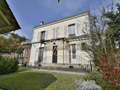 Maison à vendre 9 pièces de 203 m² à Saint-Maur-des-Fossés