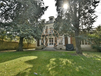 Maison à vendre 9 pièces de 203 m² à Saint-Maur-des-Fossés