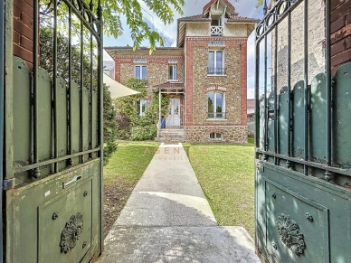 Maison à vendre 9 pièces de 198,25 m² à Saint-Maur-des-Fossés