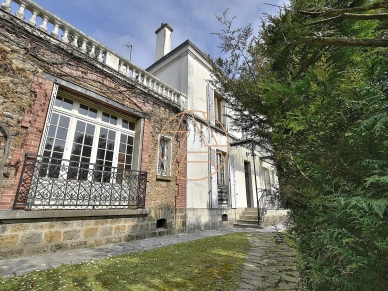 Maison à vendre 9 pièces de 203 m² à Saint-Maur-des-Fossés