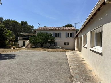 Maison à vendre 7 pièces de 233 m² à Saint-Chamas