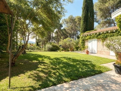 Maison à vendre 7 pièces de 250 m² à Châteauneuf-le-Rouge