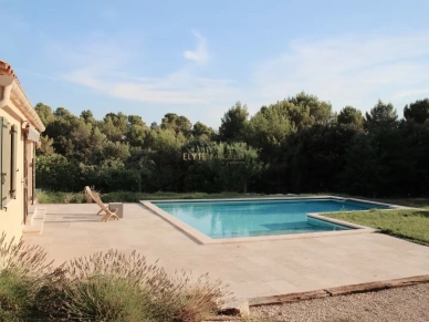 Maison à vendre 6 pièces de 255 m² à La Bastidonne
