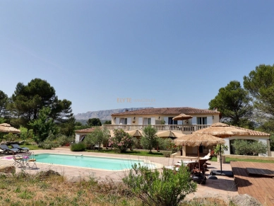 Maison à vendre 9 pièces de 334 m² à Rousset