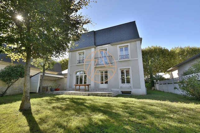 Maison à vendre 6 pièces de 207 m² à Saint-Maur-des-Fossés