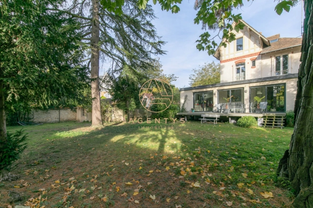 Maison à vendre 10 pièces de 200,27 m² à Saint-Maur-des-Fossés