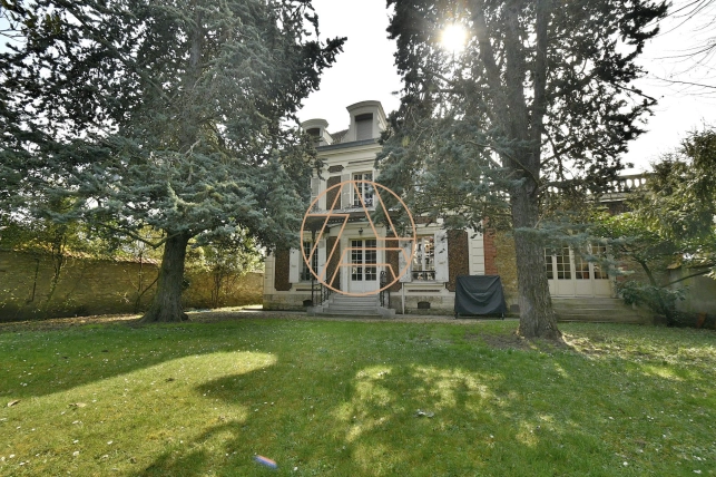 Maison à vendre 9 pièces de 203 m² à Saint-Maur-des-Fossés