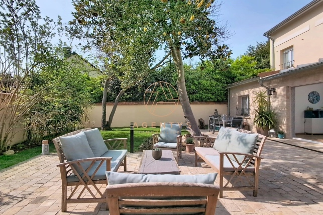 Maison à vendre 8 pièces de 150,02 m² à Saint-Maur-des-Fossés