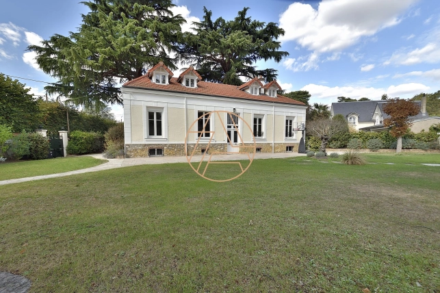 Maison à vendre 9 pièces de 260 m² à Sucy-en-Brie