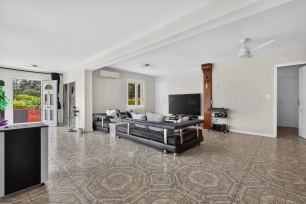 Maison à vendre 8 pièces de 285,2 m² à Ventabren