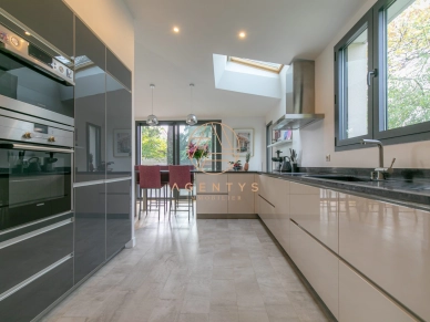 Maison à vendre 10 pièces de 200,27 m² à Saint-Maur-des-Fossés