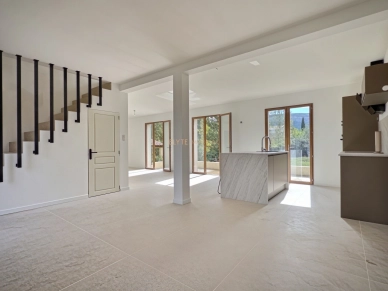 Maison à vendre 5 pièces de 132 m² à Nans-les-Pins